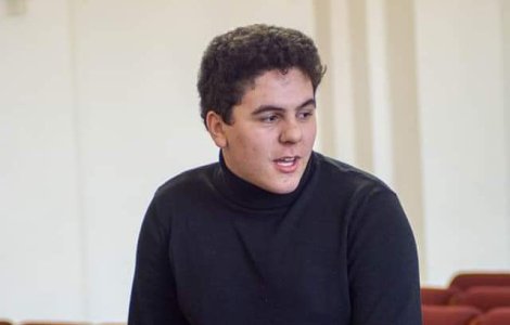 Un elev de clasa a XII-a transmite un mesaj emoționant colegilor săi