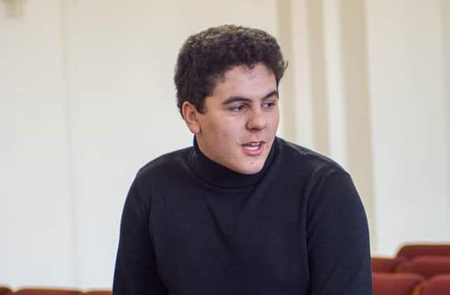 Un elev de clasa a XII-a transmite un mesaj emoționant colegilor săi: „Promoția cu mască și mănuși”