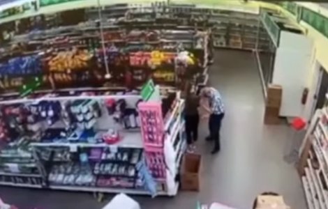 VIDEO Un bărbat și-a suflat nasul pe tricoul unei angajate dintr-un magazin