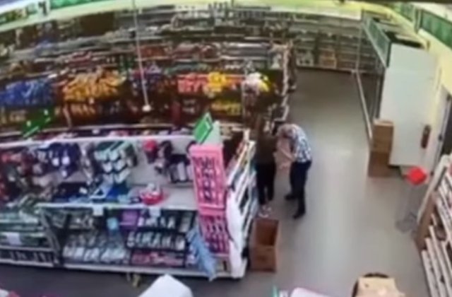 VIDEO Un bărbat și-a suflat nasul pe tricoul unei angajate dintr-un magazin. Polițiștii l-au arestat