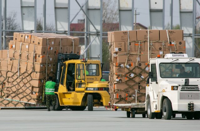 România a trimis 20 de camioane cu medicamente și echipamente de protecție în Republica Moldova