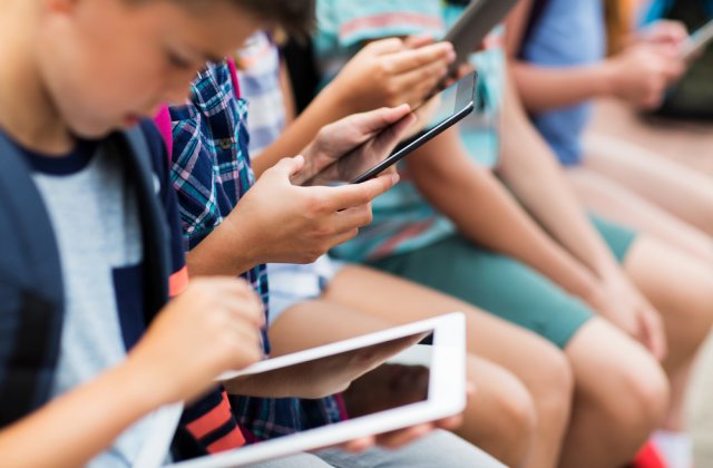 Sute de mii de elevi fără internet sunt privați de educație. Orban: „Căutăm soluții pentru achiziția de tablete”