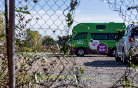 97 de mașini furate de la un dealer auto, sub acoperirea carantinei