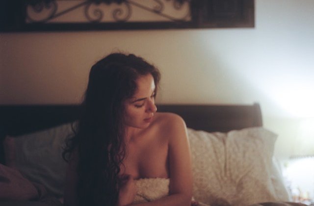 Două tinere au fost date în judecată după ce au comentat la pozele indecente ale unei femei