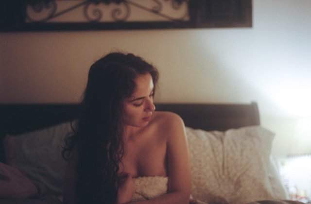 Două tinere au fost date &icirc;n judecată după ce au comentat la pozele indecente ale unei femei