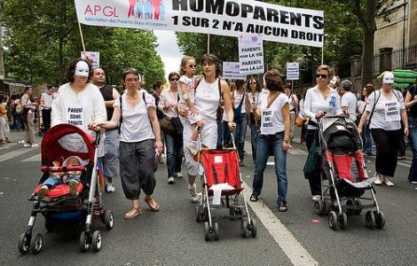 Uruguay: Prima tara din America Latina ce aproba adoptiile in cuplurile homosexuale