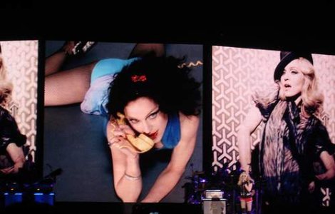 Presa straina: &#39;Sprijinul Madonnei acordat minoritatii rome, primit cu amaraciune in Romania&#39;