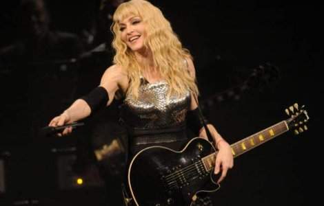 Madonna a imbracat o tinuta Michael Jackson in show-ul de la Sofia