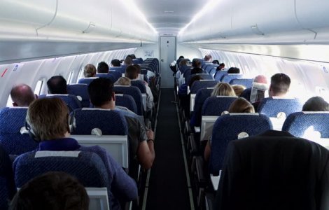 IATA: Distanțarea socială în avioane, inutilă. Riscurile sunt scăzute