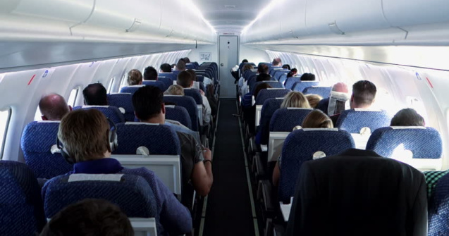 IATA: Distanțarea socială în avioane, inutilă. Riscurile sunt scăzute