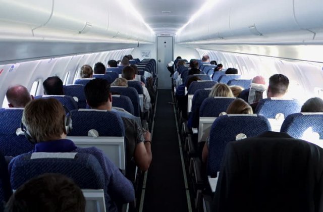 IATA: Distanțarea socială în avioane, inutilă. Riscurile de infectare sunt scăzute