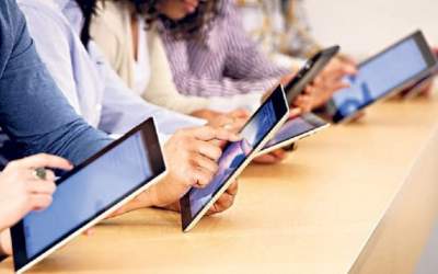 250.000 de elevi români vor...