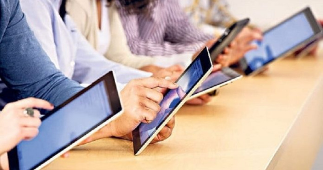 250.000 de elevi români vor primi gratuit tablete cu acces la internet