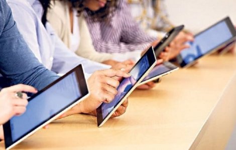 250.000 de elevi români vor primi gratuit tablete cu acces la internet