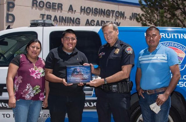 FOTO Un tânăr a găsit 135.000 de dolari lângă un bancomat. Gestul băiatului este demn de urmat