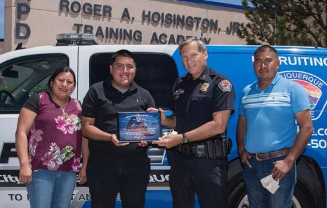 FOTO Un tânăr a găsit 135.000 de dolari lângă un bancomat. Gestul băiatului este demn de urmat