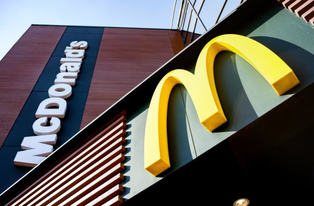 O femeie a împușcat un angajat al McDonald&#39;s pentru că nu a lăsat-o să mănânce în restaurant