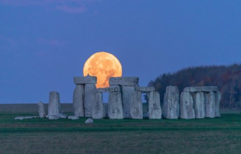 Imagini senzaționale cu Luna de flori, ultima SuperLună din 2020