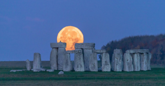 Imagini senzaționale cu Luna de flori, ultima SuperLună din 2020