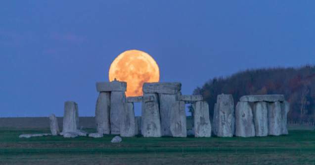 Imagini senzaționale cu Luna de flori, ultima SuperLună din 2020