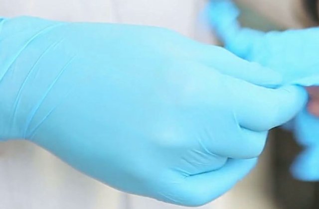 Alexandru Rafila, despre purtarea mănușilor: „Nu sunt recomandate nici măcar de OMS”