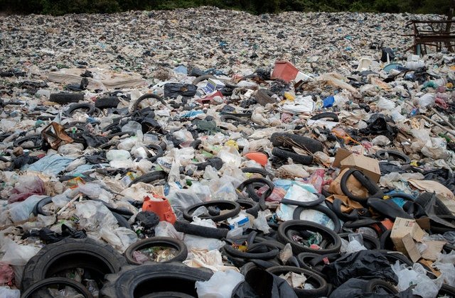 Dovada că Planeta o duce mai bine fără noi: Au lăsat șase tone de gunoi pe plajele abia redeschise