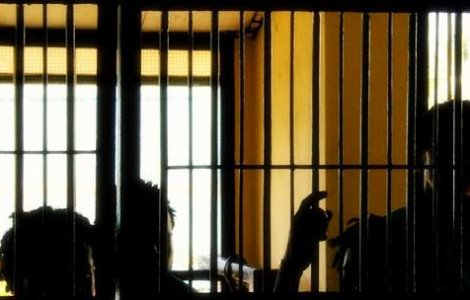 Trei tineri din Vaslui au sapat in peretele celulei pentru a evada