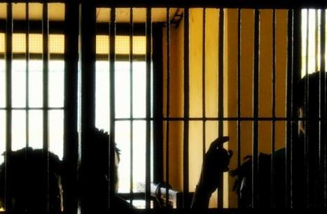 Trei tineri din Vaslui au sapat in peretele celulei pentru a evada