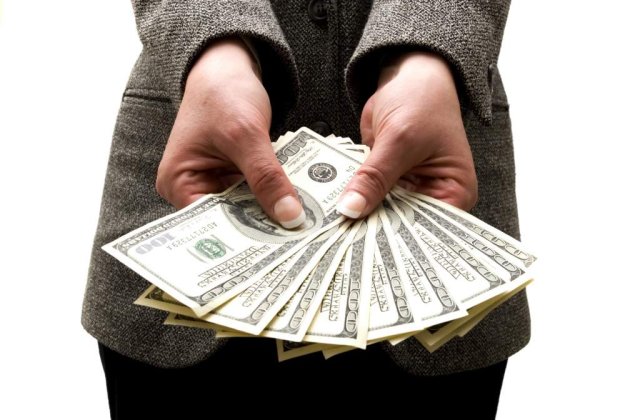 Clientela politica isi majoreaza salariul in plina criza - cazul APIA