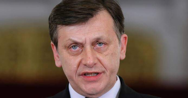 Antonescu le da peste nas lui Basescu si Tariceanu