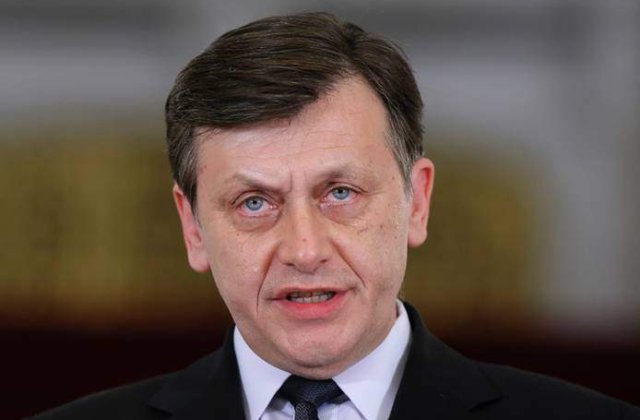 Antonescu le da peste nas lui Basescu si Tariceanu