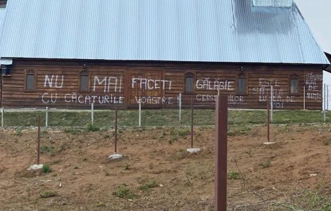 Revoltat de zgomotul slujbelor, un maramureșean s-a răzbunat pe zidul bisericii