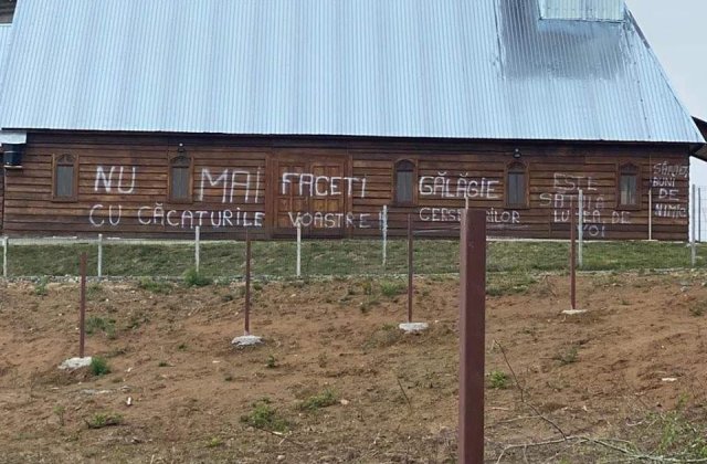 Revoltat de zgomotul slujbelor, un maramureșean a vandalizat zidul bisericii: &rdquo;Nu mai faceți gălăgie cu c***turile voastre&rdquo;