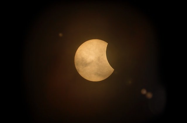 Anul &icirc;n care luna a dispărut de pe cer. Care este explicația specialiștilor