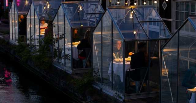 Așa ar putea arăta cina în oraș. Mese separate de cabine transparente