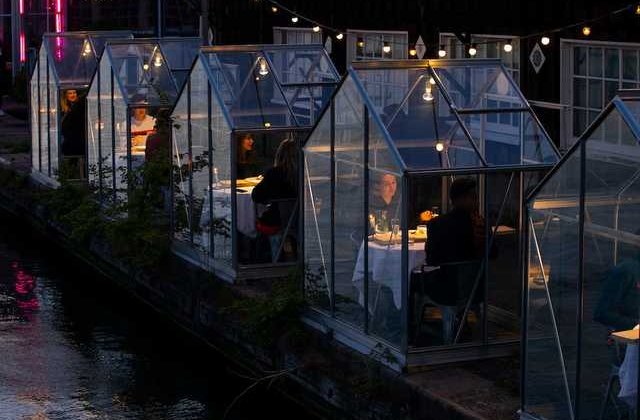 Așa ar putea arăta cina în oraș de acum înainte. Mese separate de cabine transparente