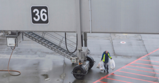 Dornic să își vadă iubita, s-a deghizat în gunoier pentru a păcăli vameșii