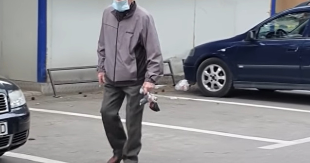 Un bătrân din Suceava, filmat în timp ce jumulea un porumbel