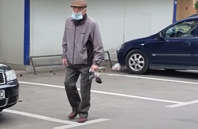 VIDEO Un bătr&acirc;n din Suceava, filmat &icirc;n timp ce jumulea un porumbel: &rdquo;Cui &icirc;i pasă ce fac eu?&rdquo;