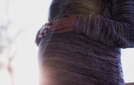 Puterea unei mame: A mers 160 km pe jos cu pruncul în brațe pentru a ajunge acasă