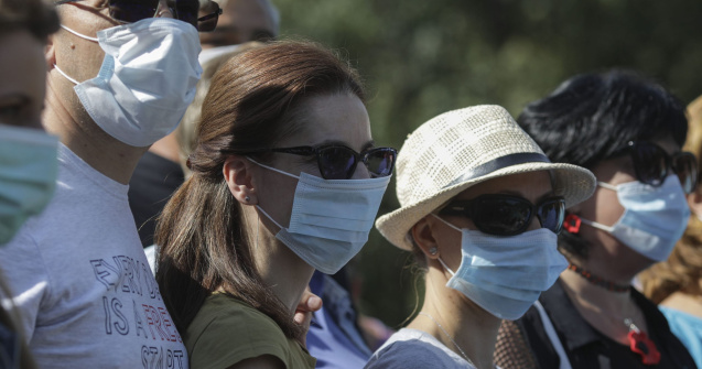 De mâine, masca devine obligatorie. Când și unde trebuie să o porți
