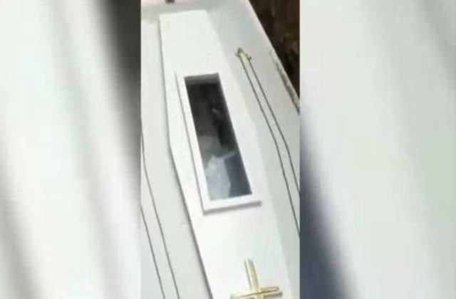 VIDEO Momentul terifiant &icirc;n care un mort "a salutat" din sicriu