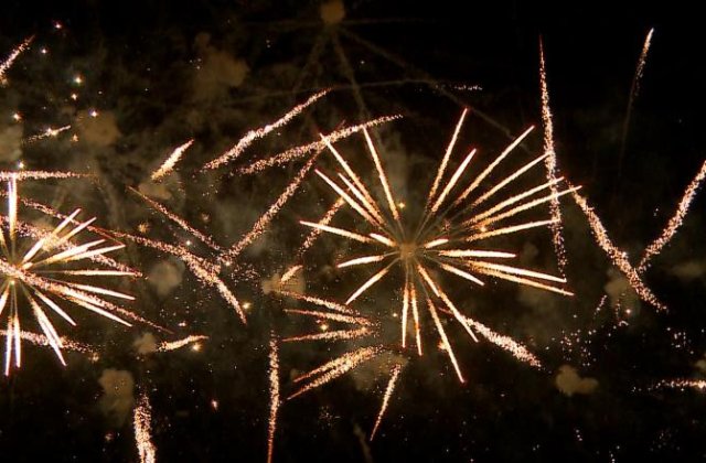 VIDEO Românii au sărbătorit cu artificii ieșirea din starea de urgență