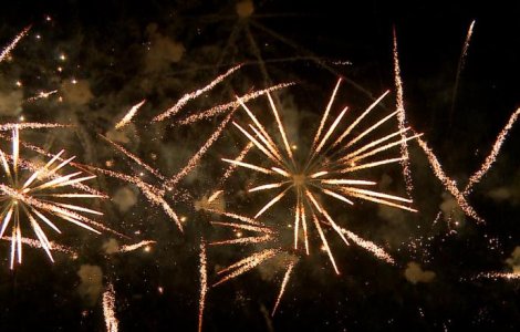 VIDEO Românii au sărbătorit cu artificii ieșirea din starea de urgență