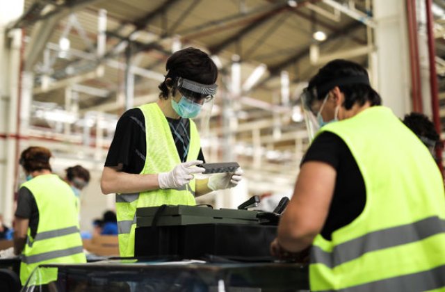 Ford a donat 22.000 de viziere produse la uzina de la Craiova: echipamentele au ajuns la 40 de instituții publice din județul Dolj