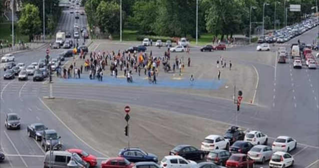 Protest în prima zi de relaxare. Peste 200 oameni s-au adunat în fața Guvernului
