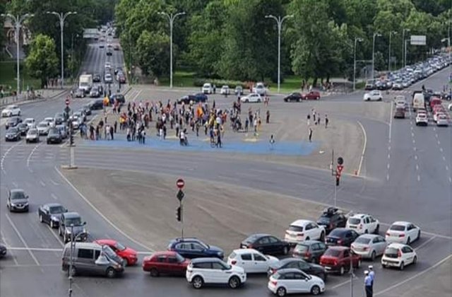 Protest în prima zi de relaxare. Peste 200 oameni s-au adunat în fața Guvernului