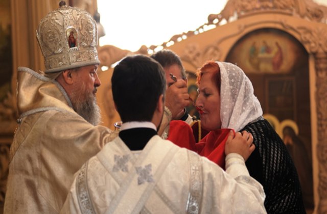 Sfântul Sinod al Bisericii Ortodoxe Române a decis: Nu acceptă pahar și linguriță de unică folosință