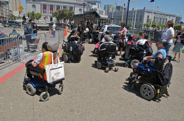 Cine ajuta persoanele cu dizabilitati din Romania?