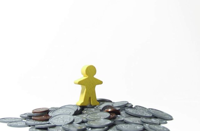 Cum pot bugetarii cumula pensia si salariul